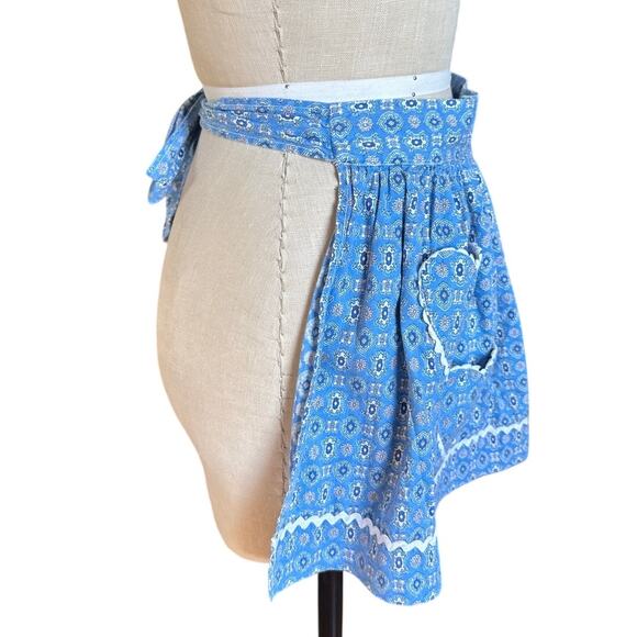 Vintage Hostess Apron with Heart Pockets and RikRak - Picture 2 of 4